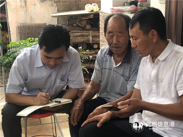 陈江耐心听取群众反映的问题 陈江耐心听取群众反映的问题