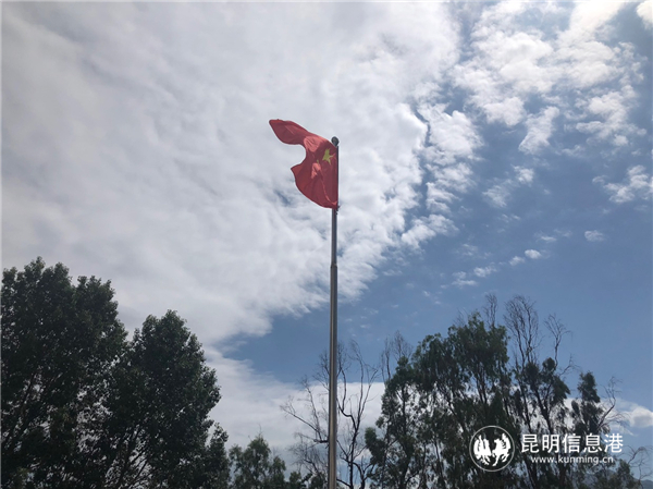 鲜红的国旗在东川上空飘扬 鲜红的国旗在东川上空飘扬