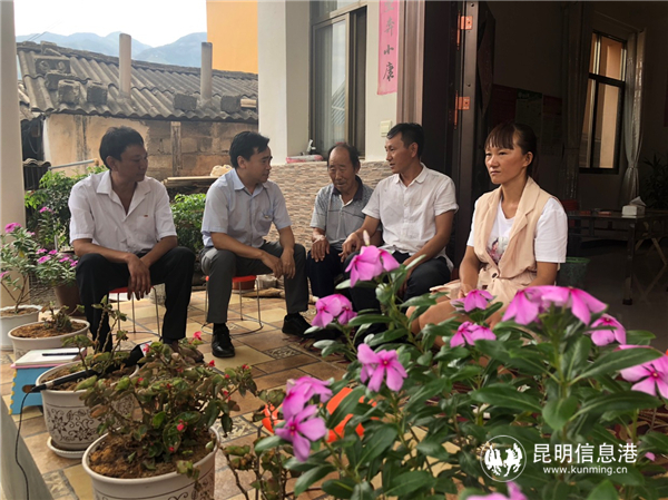 近距离与群众交心谈心 近距离与群众交心谈心