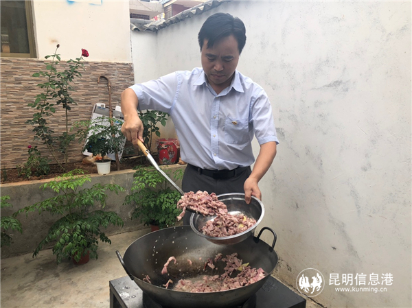 与贫困户一同做饭烧菜 与贫困户一同做饭烧菜