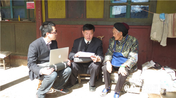 赵欣(中)到禄劝县撒营盘镇上门办理公证 赵欣(中)到禄劝县撒营盘镇上门办理公证