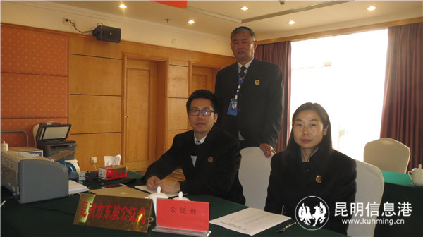 赵欣(中)为退役士兵安置选岗公证 赵欣(中)为退役士兵安置选岗公证