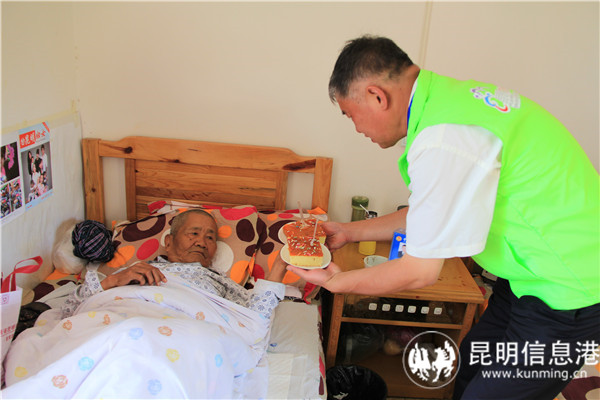 作为志愿者的赵欣来到敬老院服务老人 作为志愿者的赵欣来到敬老院服务老人