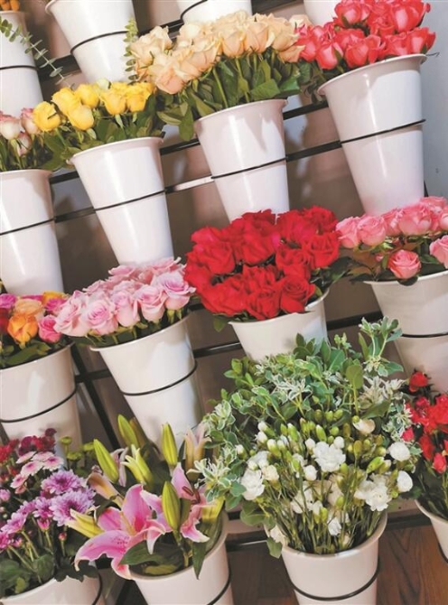 “亿亩花田”店铺里的鲜花。