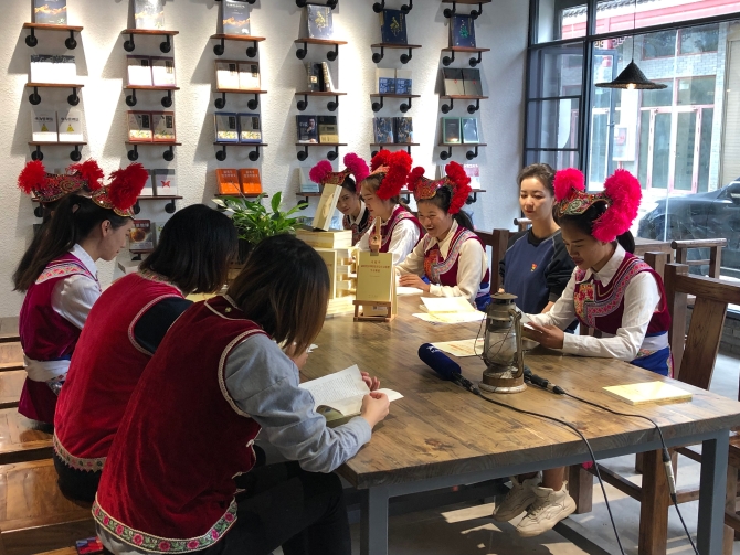 少数民族干部正在学习交流和诵读