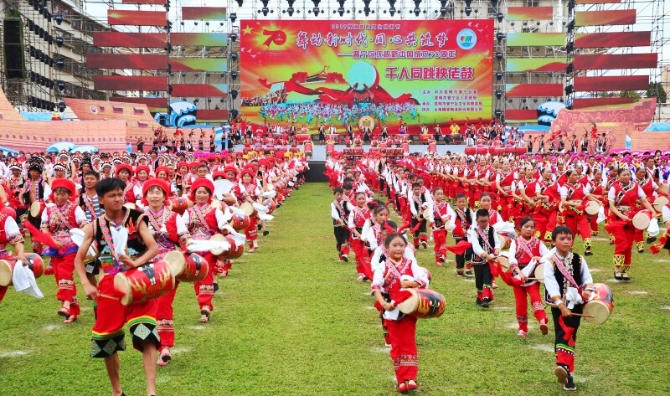 千人秧佬鼓舞展演。网友“湖畔阳光”摄 千人秧佬鼓舞展演。网友“湖畔阳光”摄