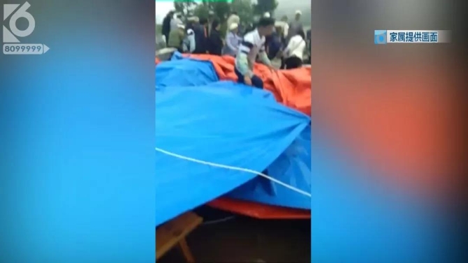 围墙垮塌后砸伤多人,村民开展自救 围墙垮塌后砸伤多人,村民开展自救