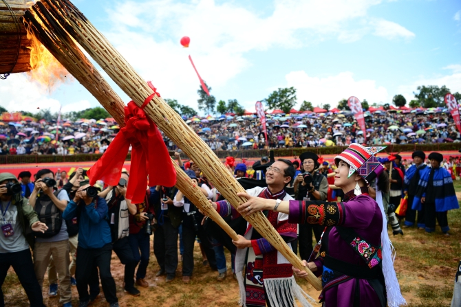 石林县委书记梁崑，县委副书记、县长普建勇共同点燃吉祥、幸福的火把