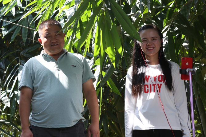 寻乌脱贫带头人潘秋霞（右），一年在淘宝直播卖出10万多斤百香果