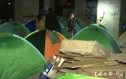 金马源地产再起波澜:业主“搭帐篷”入住烂尾楼遭劝离 (1).jpg