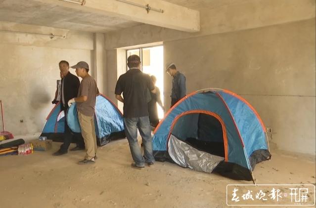 金马源地产再起波澜:业主“搭帐篷”入住烂尾楼遭劝离 (2).jpg