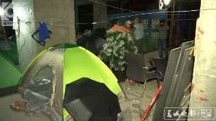 金马源地产再起波澜:业主“搭帐篷”入住烂尾楼遭劝离 (3).jpg
