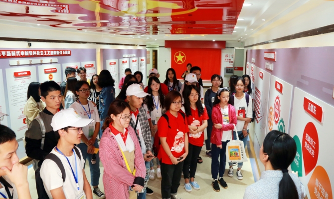 讲解员介绍企业发展情况 讲解员介绍企业发展情况