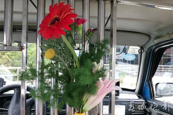 （报版）昆明500余辆出租车变身“鲜花的士”1 (2).jpg