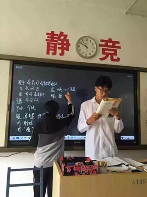 罗云清在早自习上带领同学们朗读