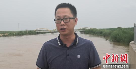 图为乌梁素海生态保护中心副主任包巍介绍情况。　于晓 摄