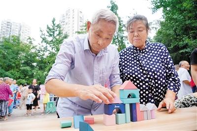 考验夫妻间的默契度 七夕活动引数百居民参与