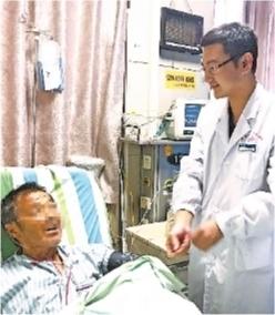 上山割草被蛇咬伤 老农仅以草药外敷伤口险丢命