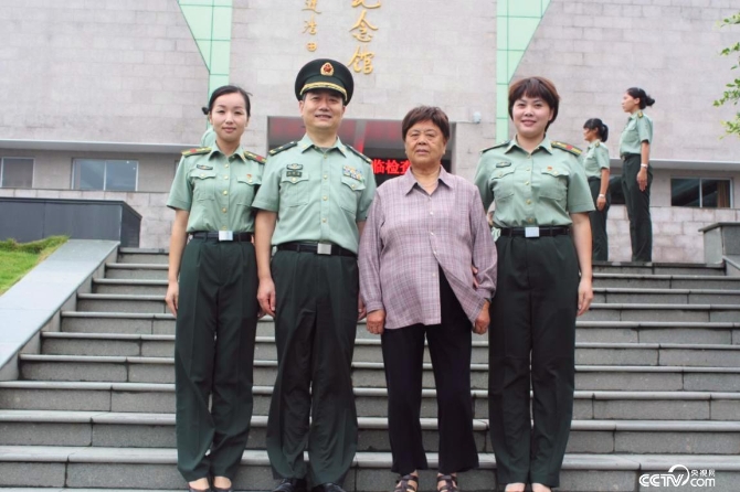 第一代女子民兵连连长汪月霞(右二)(图片由温州市网信办提供)