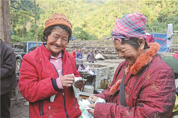 独龙族群众喜领低保金。王靖生摄