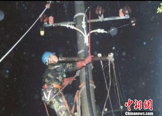 图为电力抢修人员。 钟新 摄 图为电力抢修人员。 钟新 摄