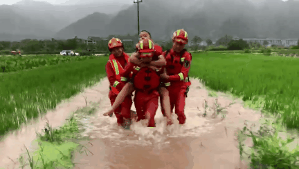 狂风暴雨，总有人用尽全力默默保护你
