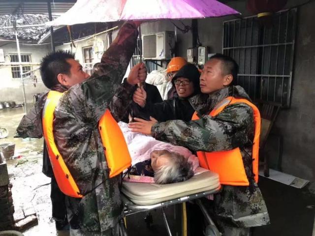 狂风暴雨，总有人用尽全力默默保护你