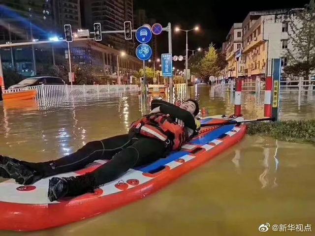 狂风暴雨，总有人用尽全力默默保护你