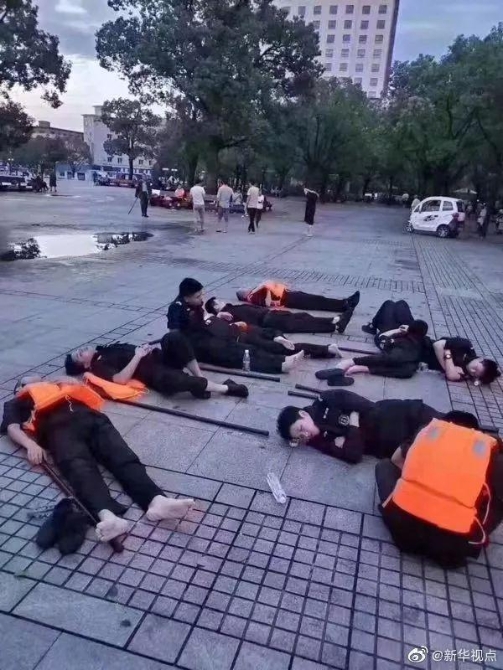 狂风暴雨，总有人用尽全力默默保护你