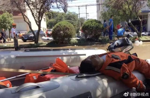 狂风暴雨，总有人用尽全力默默保护你