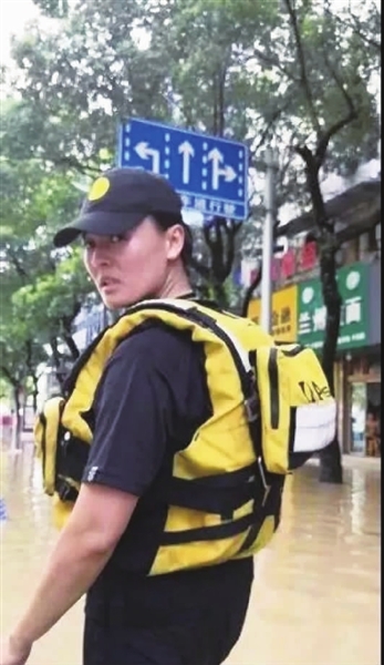 许亚萍救灾时的身影被传到网上引起热议