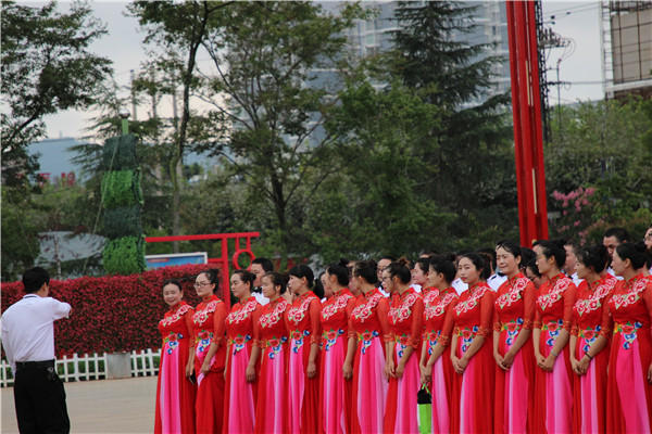 参赛队伍在排练。记者薛江涛摄