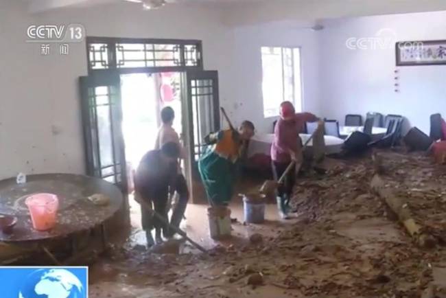 50多人正在饭店吃饭，老板突然说“别吃了，赶紧走！”