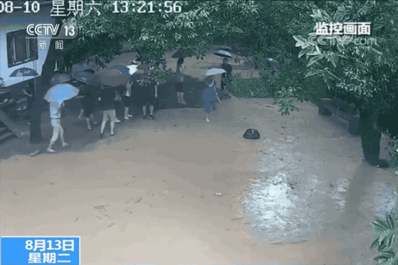 50多人正在饭店吃饭，老板突然说“别吃了，赶紧走！”