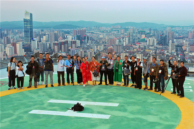 昆钢大厦顶层彩龙摄影师合影。网友“余人”摄。 昆钢大厦顶层彩龙摄影师合影。网友“余人”摄。