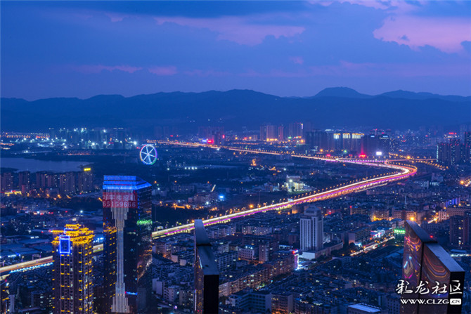 昆钢大厦顶层俯瞰西山城景,网友范俊摄。 昆钢大厦顶层俯瞰西山城景,网友范俊摄。