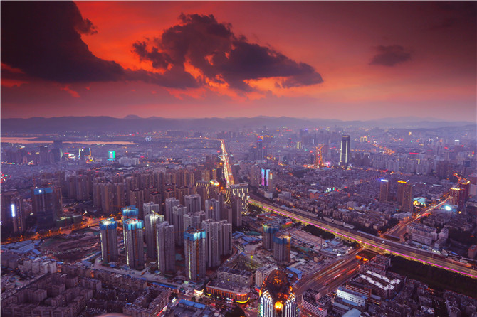 万达南塔俯瞰西山。网友梁建摄。 万达南塔俯瞰西山。网友梁建摄。