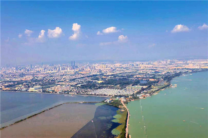 西山风景区俯瞰昆明。网友梁建摄。 西山风景区俯瞰昆明。网友梁建摄。