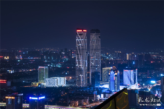 遥望万达双塔。网友“田雨印象”摄。 遥望万达双塔。网友“田雨印象”摄。