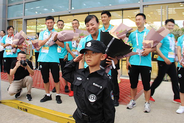 5.周婕7岁的儿子为妈妈献花 梁家乔 摄