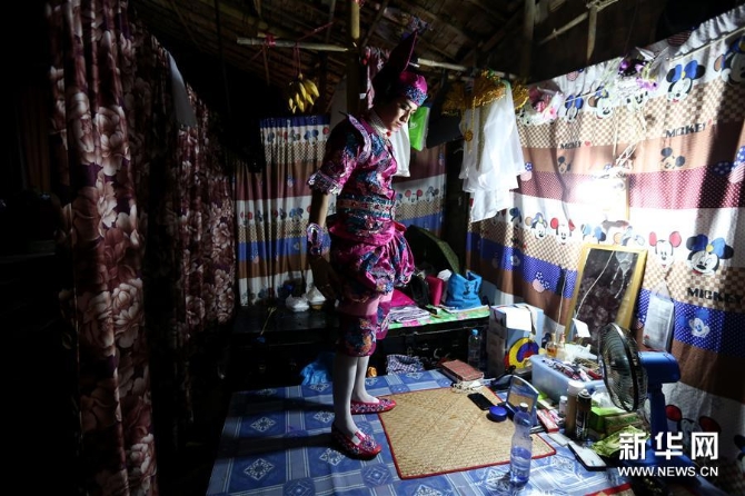 　8月17日，在缅甸仰光，一名演员准备参加缅甸传统戏剧表演。