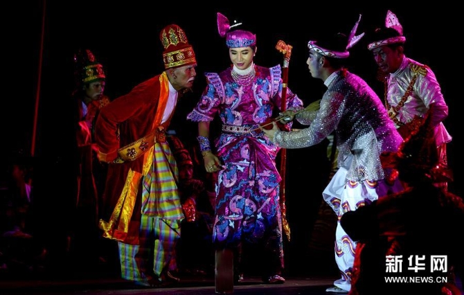 8月17日，在缅甸仰光，演员表演缅甸传统戏剧。