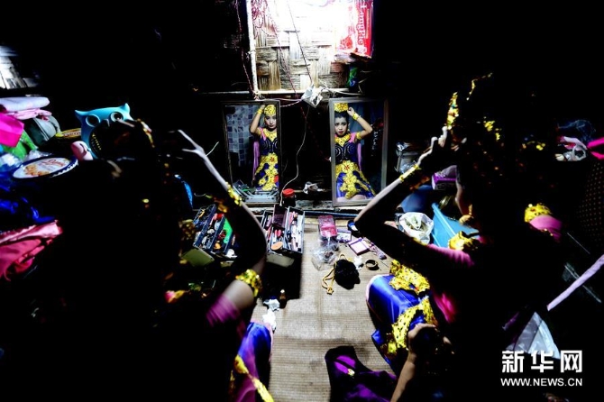 8月17日，在缅甸仰光，演员准备参加缅甸传统戏剧表演。