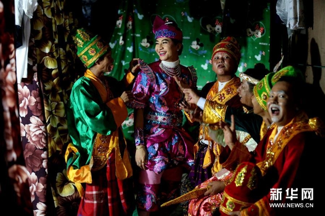 8月17日，在缅甸仰光，准备参加缅甸传统戏剧表演的演员在后台谈笑。