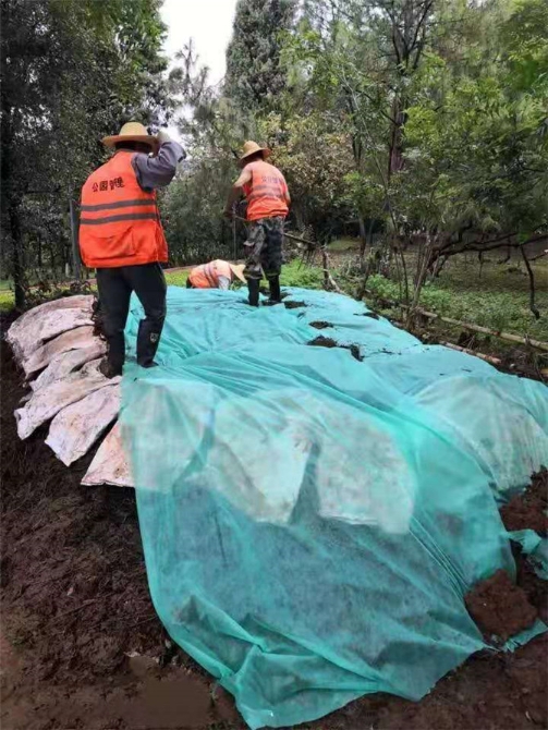 绿化垃圾变废为肥。 绿化垃圾变废为肥。