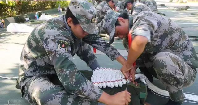 新疆军区首支女子特战分队昆仑山伞降，这出场方式没sei了