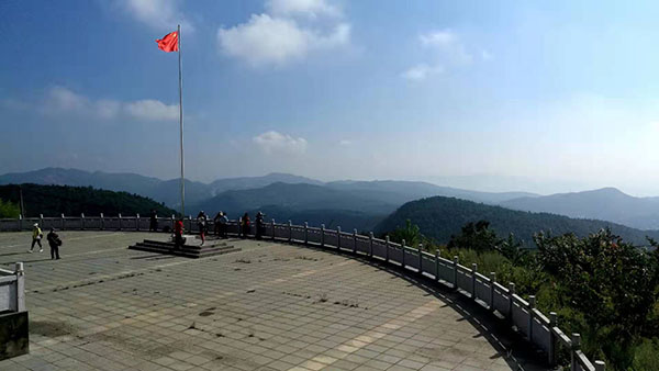 从棋盘宫远眺群山。 从棋盘宫远眺群山。