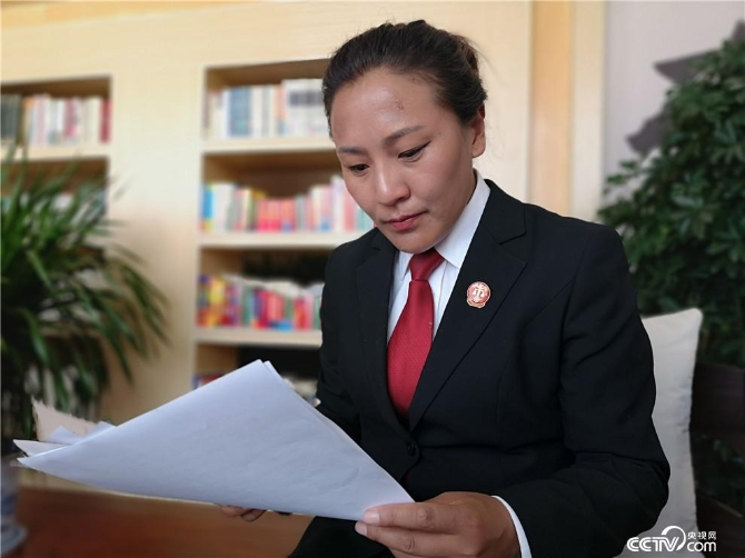 日土县人民法院副院长达瓦卓玛。（何川 摄）