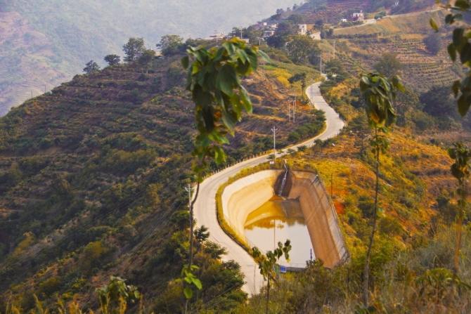 库博公司的建设,带动了周边区域道路、供水等方面的发展。未来网记者巩帅 摄 库博公司的建设,带动了周边区域道路、供水等方面的发展。未来网记者巩帅 摄