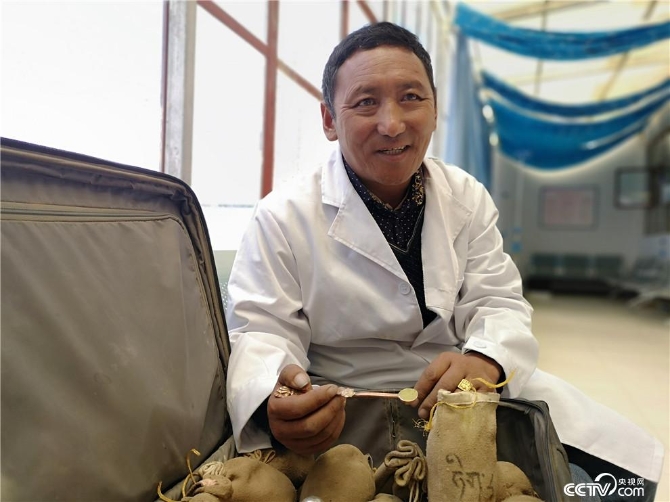 南杰次仁,甲岗村村医。党龄21年。(何川 摄)